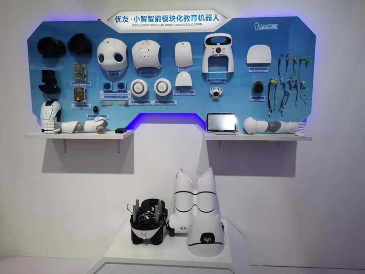 服务机器人厂商近身肉搏:“全民”押教育,get哪些新技能 | WRC 2019