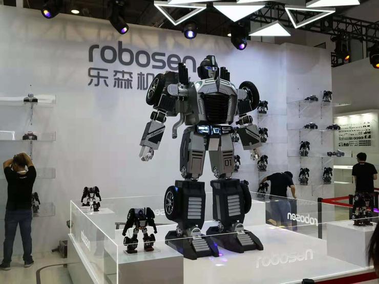 服务机器人厂商近身肉搏:“全民”押教育,get哪些新技能 | WRC 2019