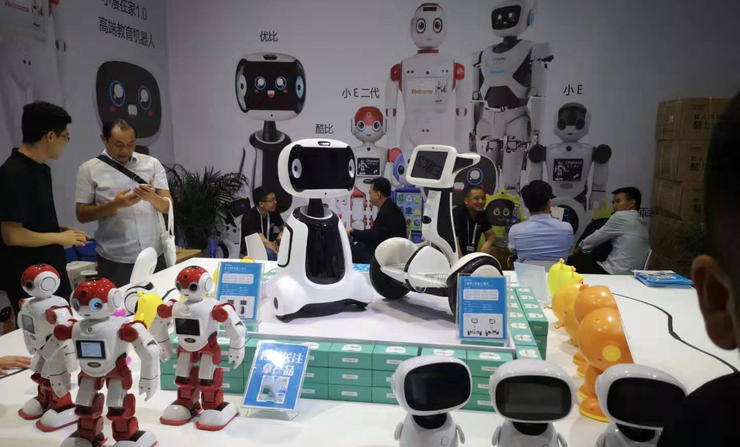 服务机器人厂商近身肉搏:“全民”押教育,get哪些新技能 | WRC 2019