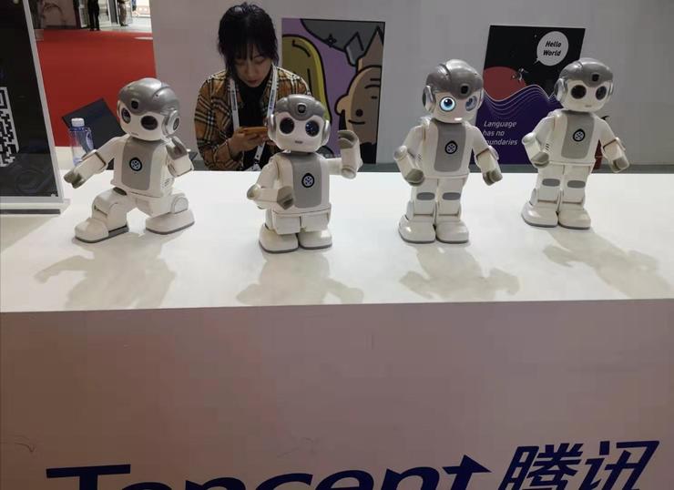 服务机器人厂商近身肉搏:“全民”押教育,get哪些新技能 | WRC 2019