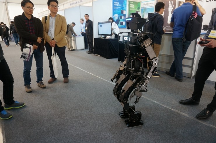 IROS 2016 | 花絮集锦:骑车、开飞机、玩滑板,机器人无所不能