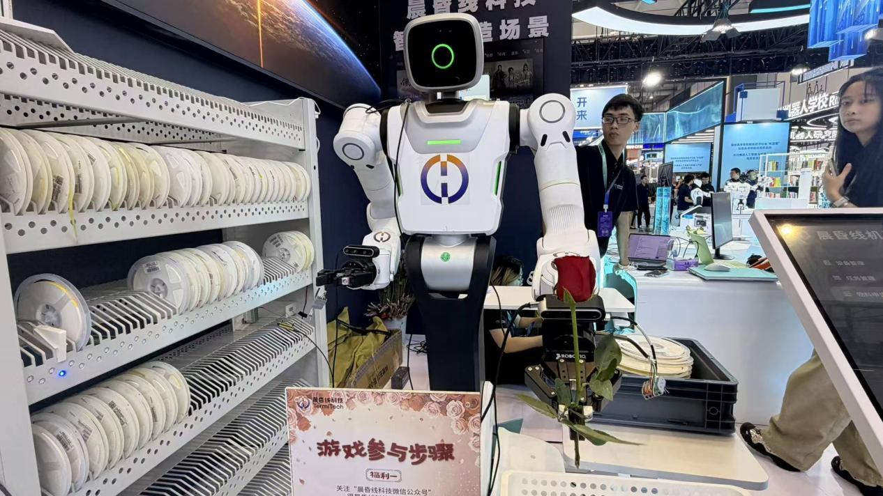1×N+1:一个大脑,与更多可能相连——晨昏线科技亮相2026世界机器人大会