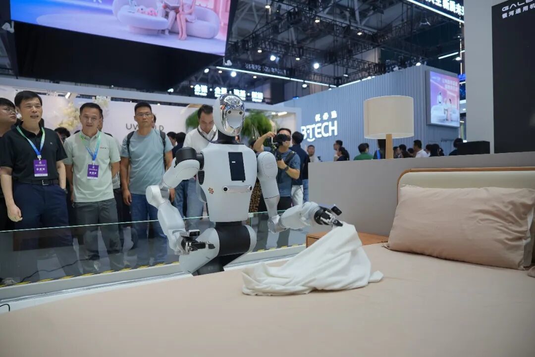 WRC“最强大脑”!实时干扰下,银河通用机器人交出满分答卷|WRC 2026